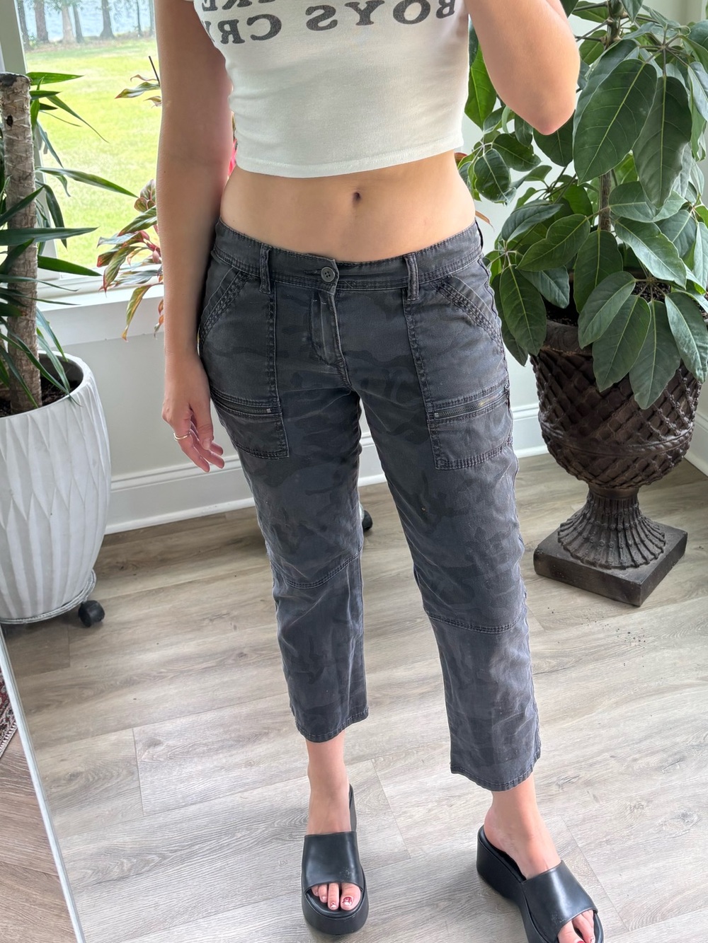 Cropped Utility Capri Jeans in Camo Gray